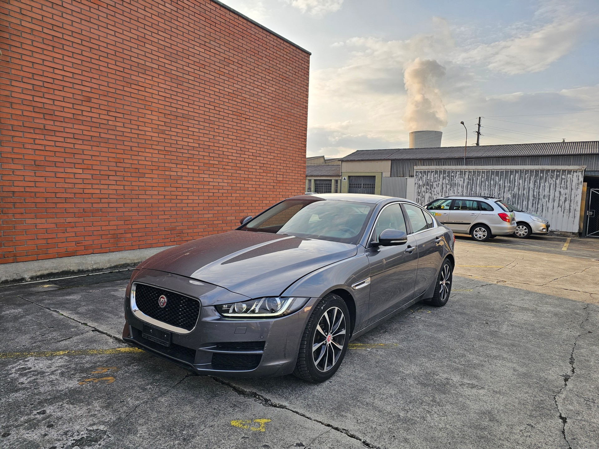 JAGUAR XE 20t 2.0 Portfolio Automatic-image-0