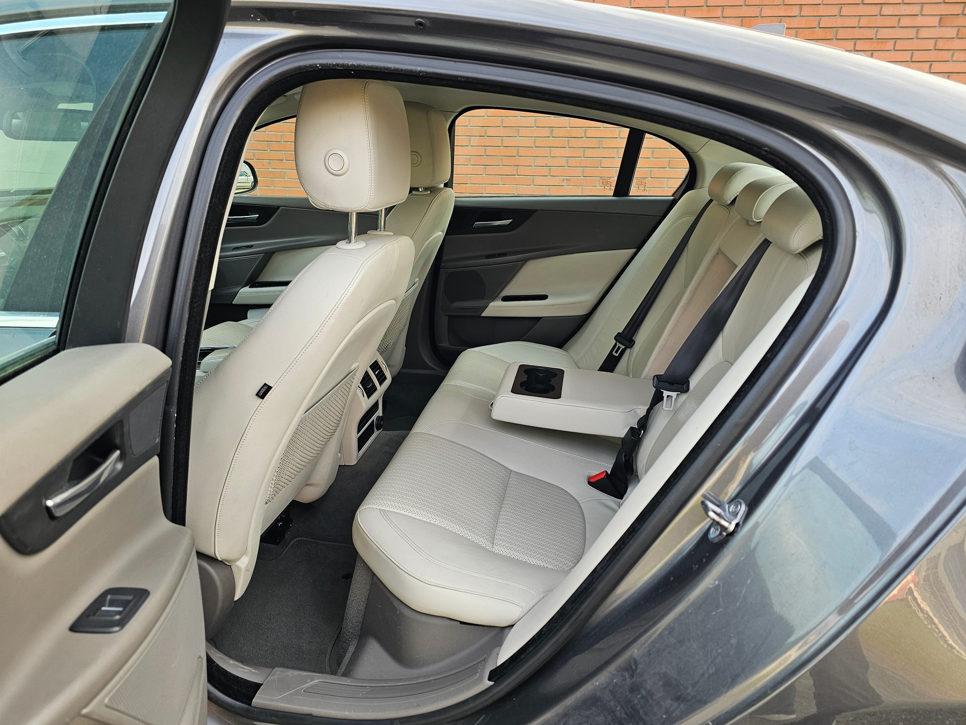 JAGUAR XE 20t 2.0 Portfolio Automatic-image-10
