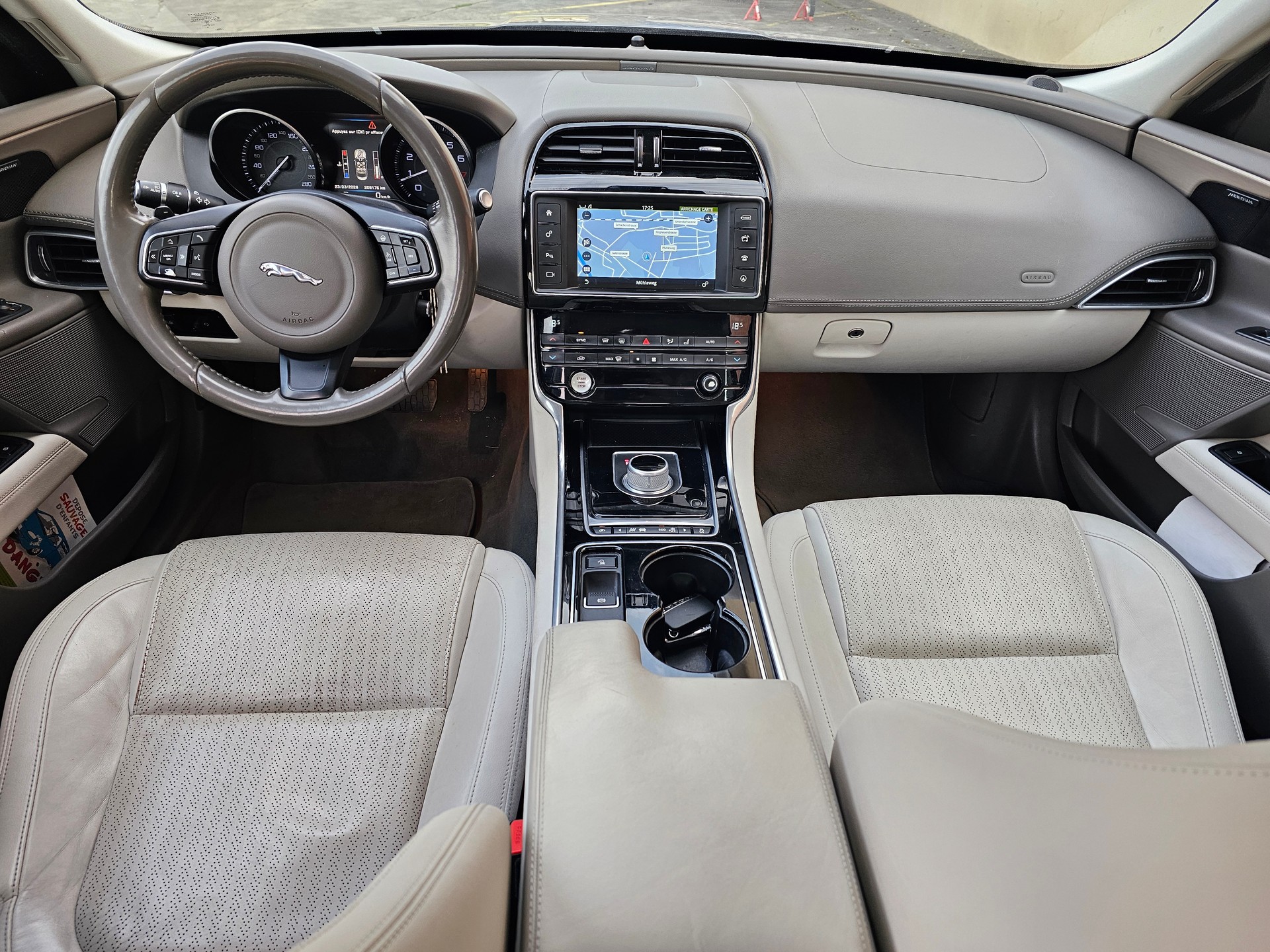 JAGUAR XE 20t 2.0 Portfolio Automatic-image-7