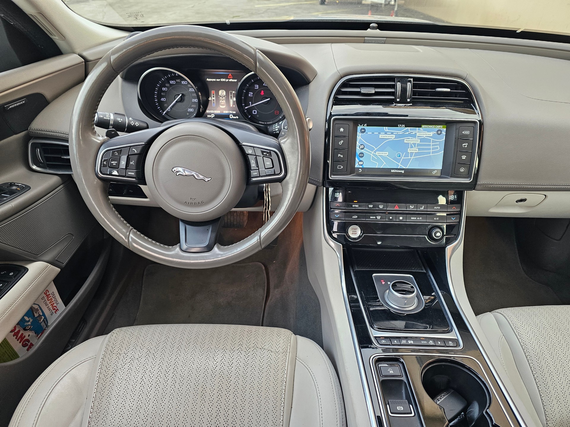 JAGUAR XE 20t 2.0 Portfolio Automatic-image-12
