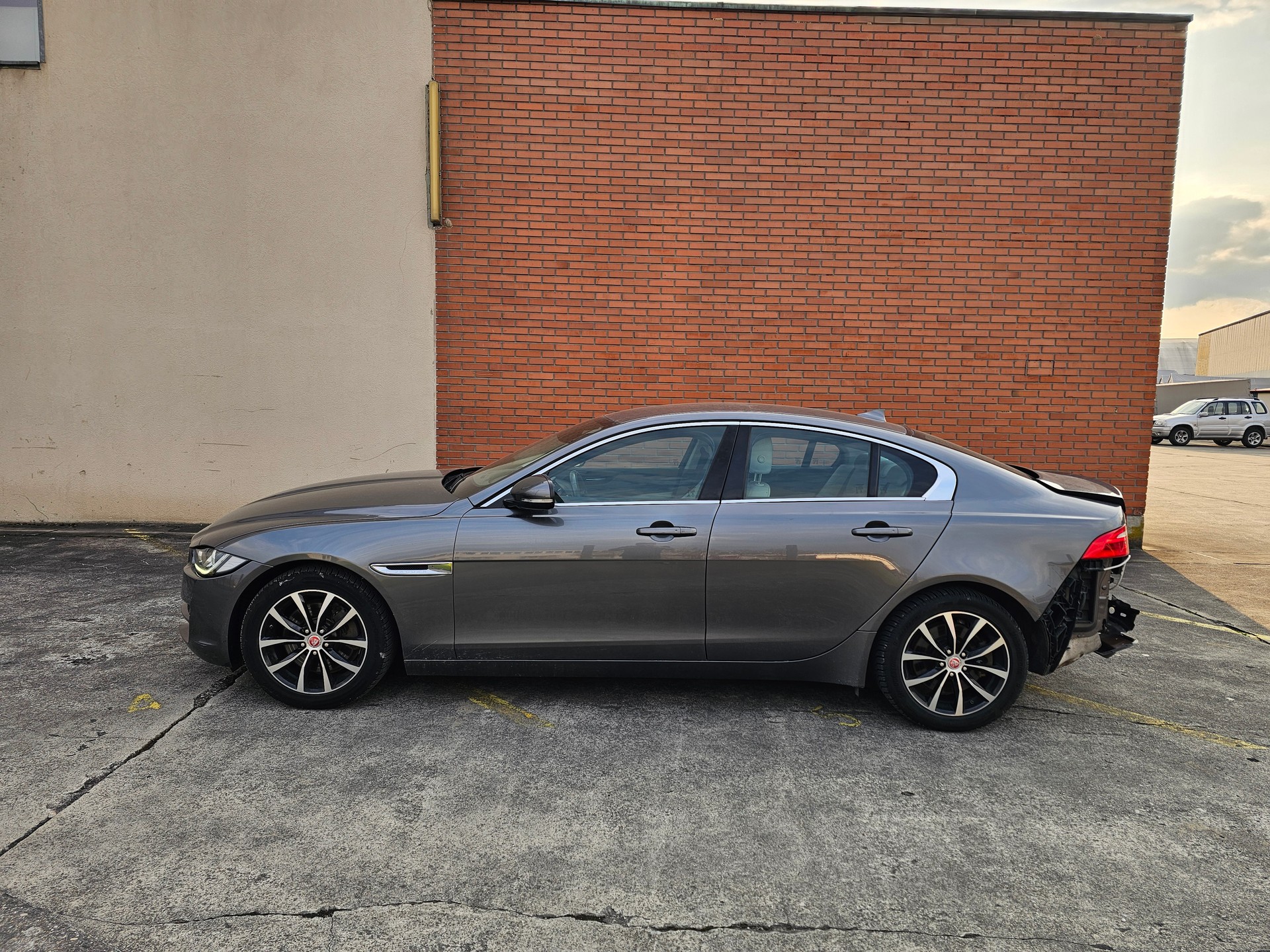 JAGUAR XE 20t 2.0 Portfolio Automatic-image-1
