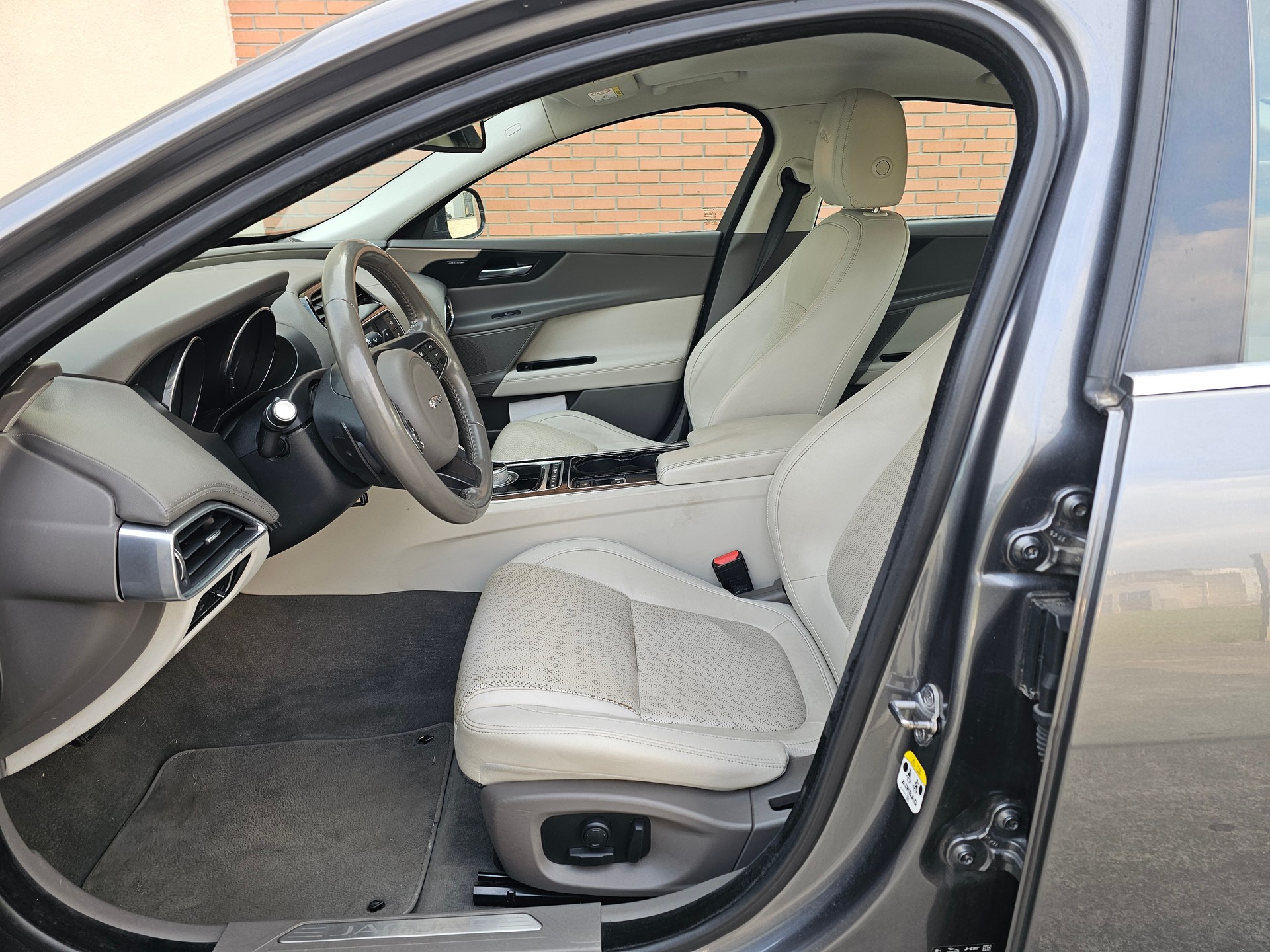 JAGUAR XE 20t 2.0 Portfolio Automatic-image-8