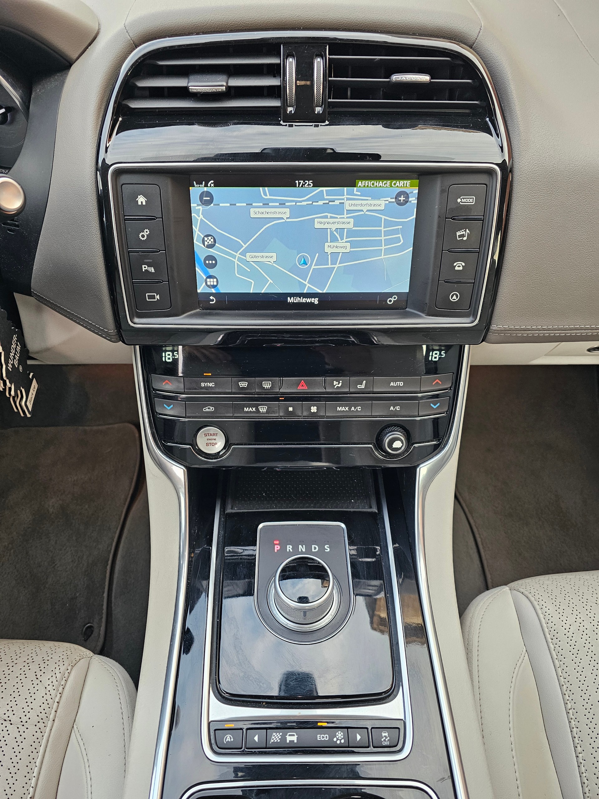 JAGUAR XE 20t 2.0 Portfolio Automatic-image-13