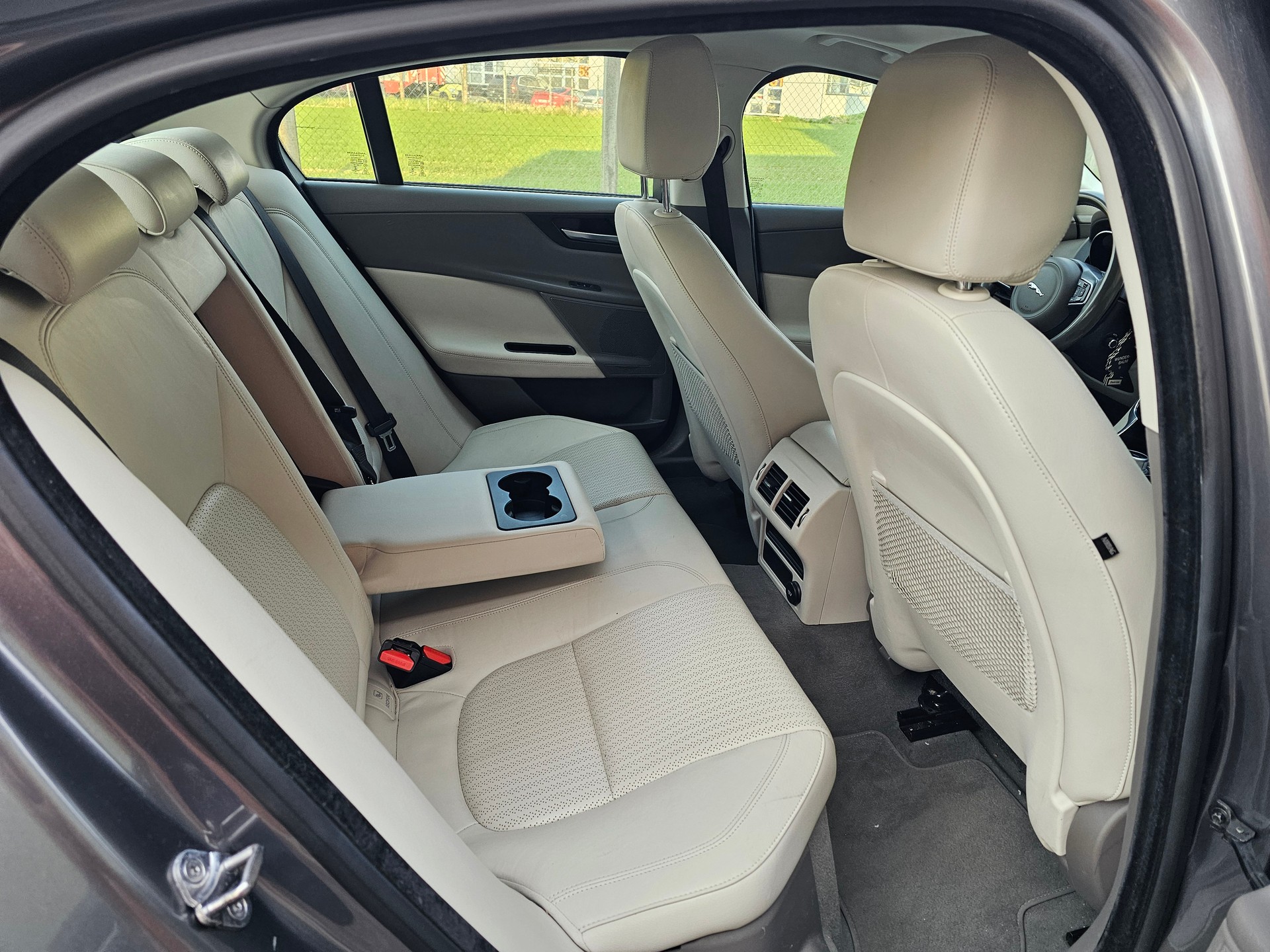 JAGUAR XE 20t 2.0 Portfolio Automatic-image-11