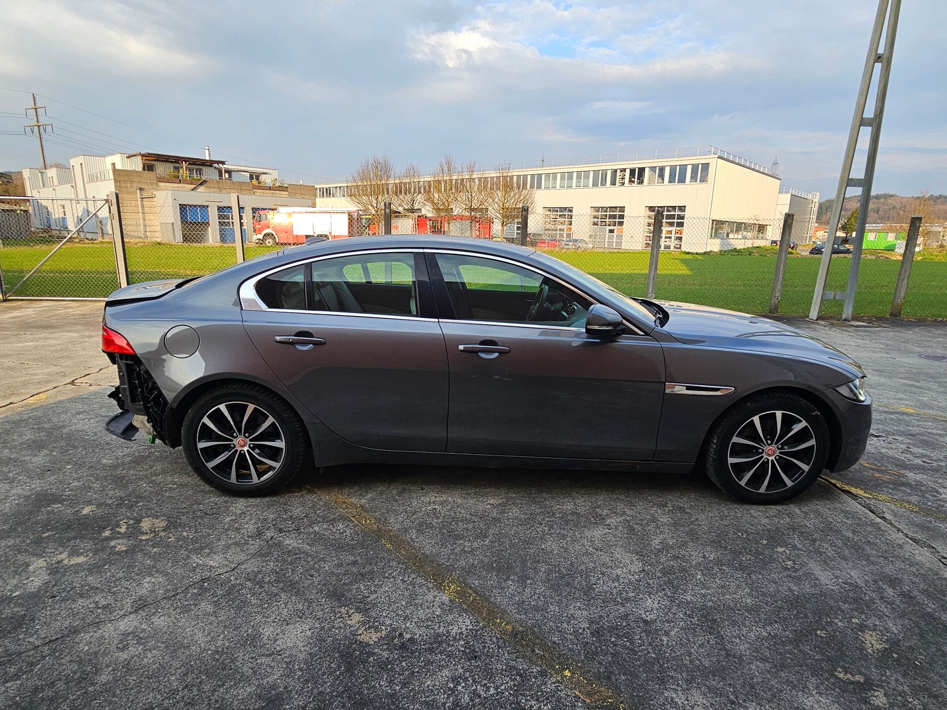 JAGUAR XE 20t 2.0 Portfolio Automatic-image-4