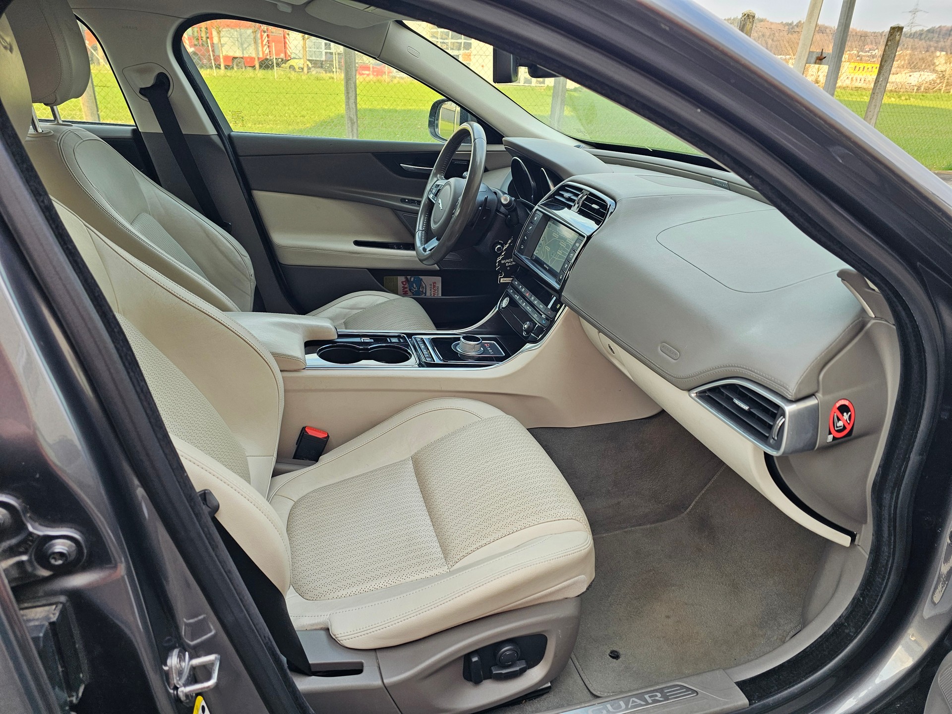 JAGUAR XE 20t 2.0 Portfolio Automatic-image-9