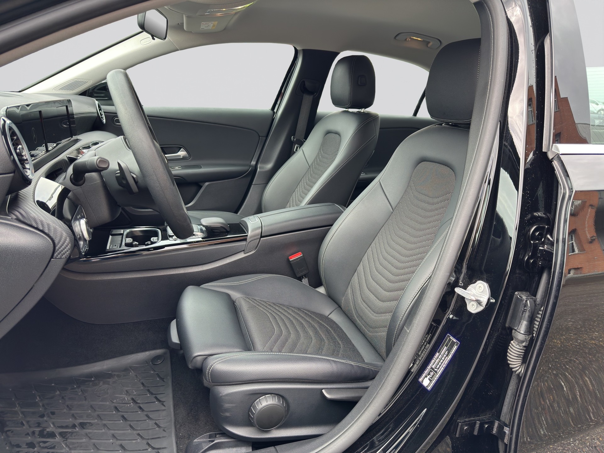 MERCEDES-BENZ A 250e Style 8G-DCT-image-5