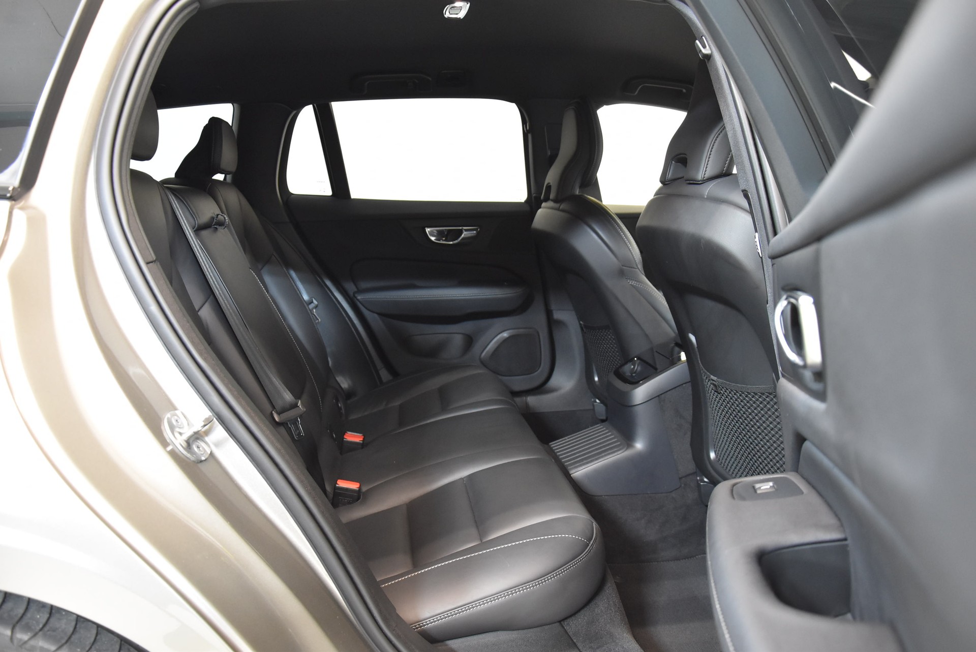 VOLVO V60 T8 eAWD Twin Engine R-Design Geartronic-image-6