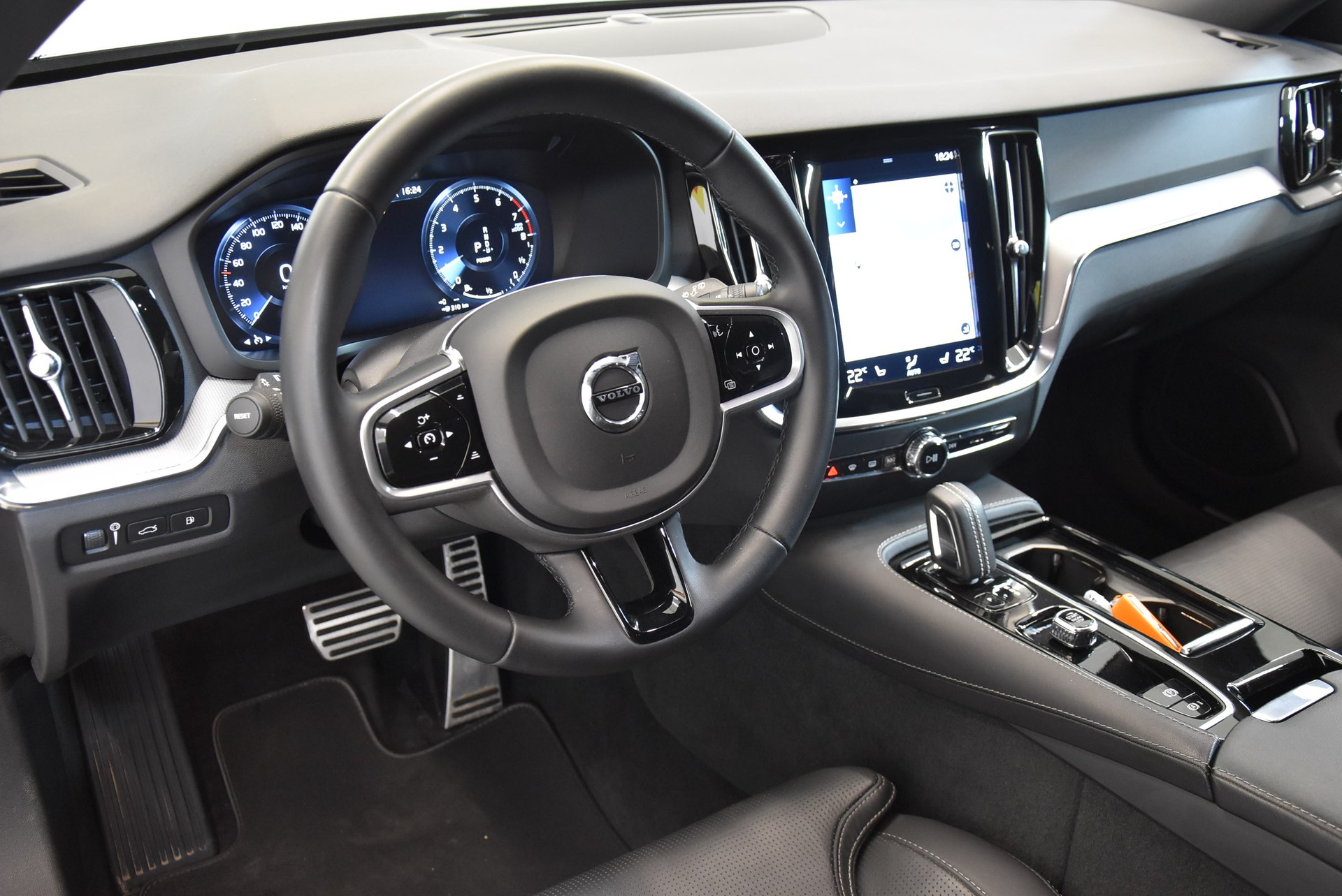 VOLVO V60 T8 eAWD Twin Engine R-Design Geartronic-image-2