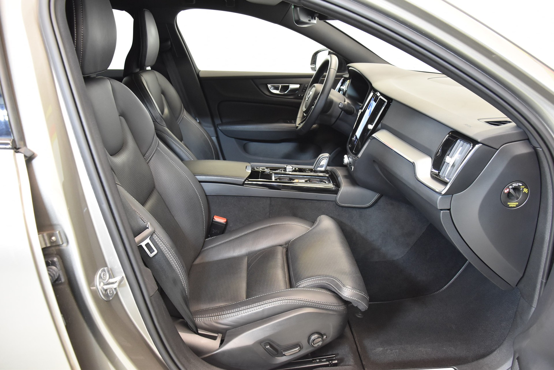 VOLVO V60 T8 eAWD Twin Engine R-Design Geartronic-image-3
