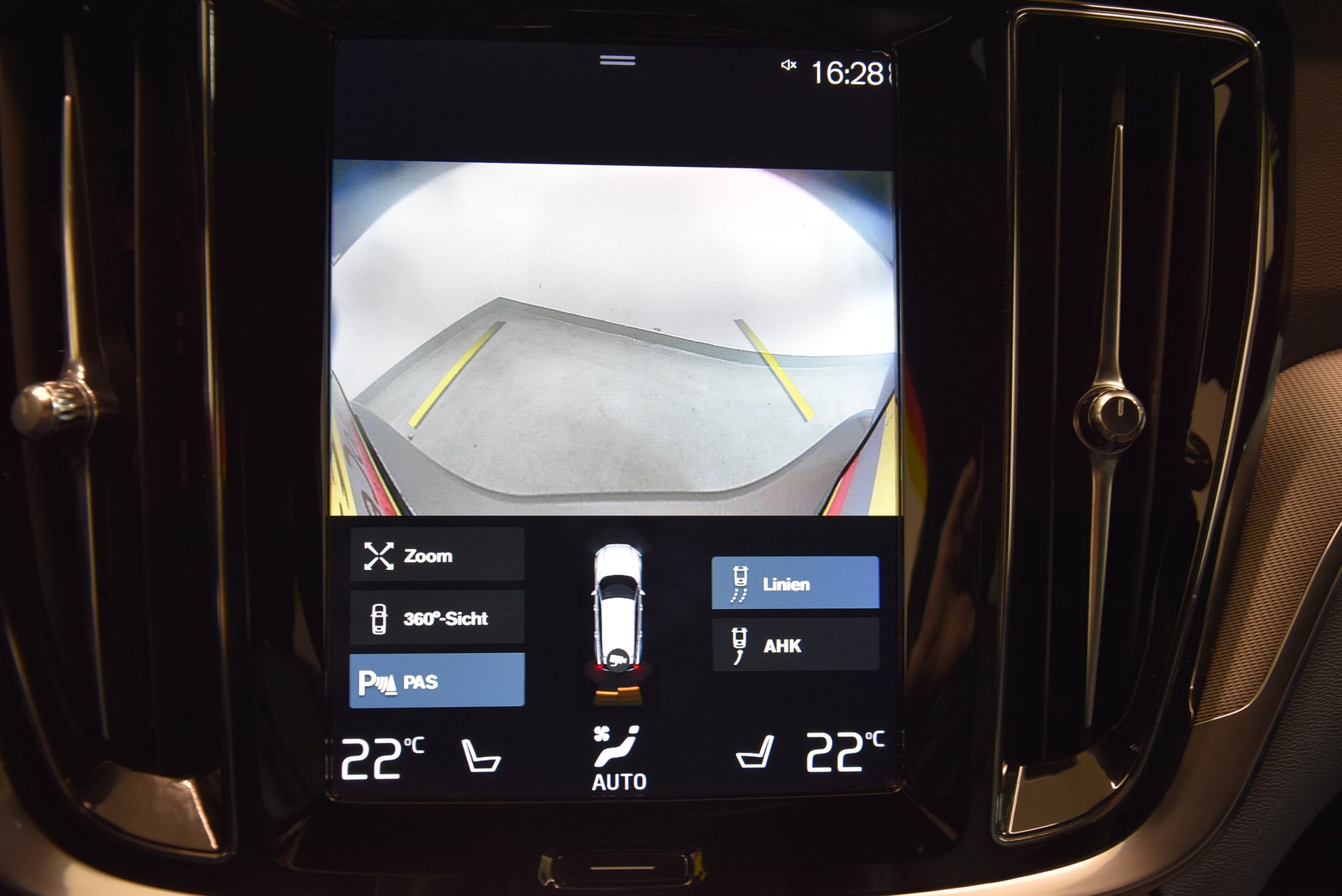VOLVO V60 T8 eAWD Twin Engine R-Design Geartronic-image-9