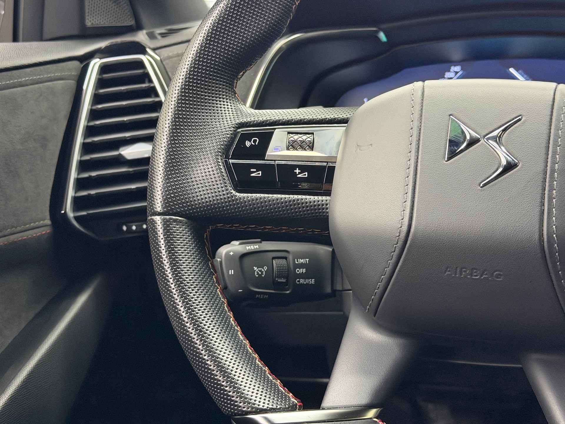 DS AUTOMOBILES DS 7 Crossback E-Tense 225 Performance Line+-image-12