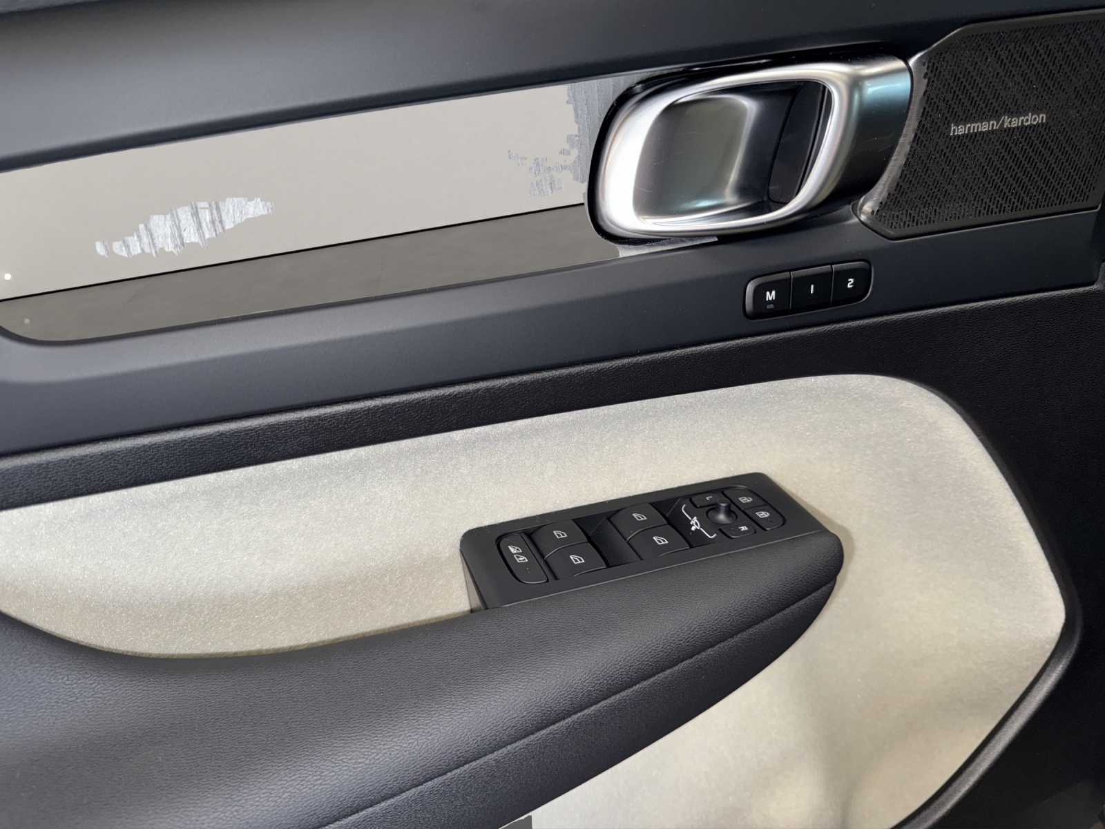VOLVO XC40 2.0 B4 MH Ultra Dark-image-11