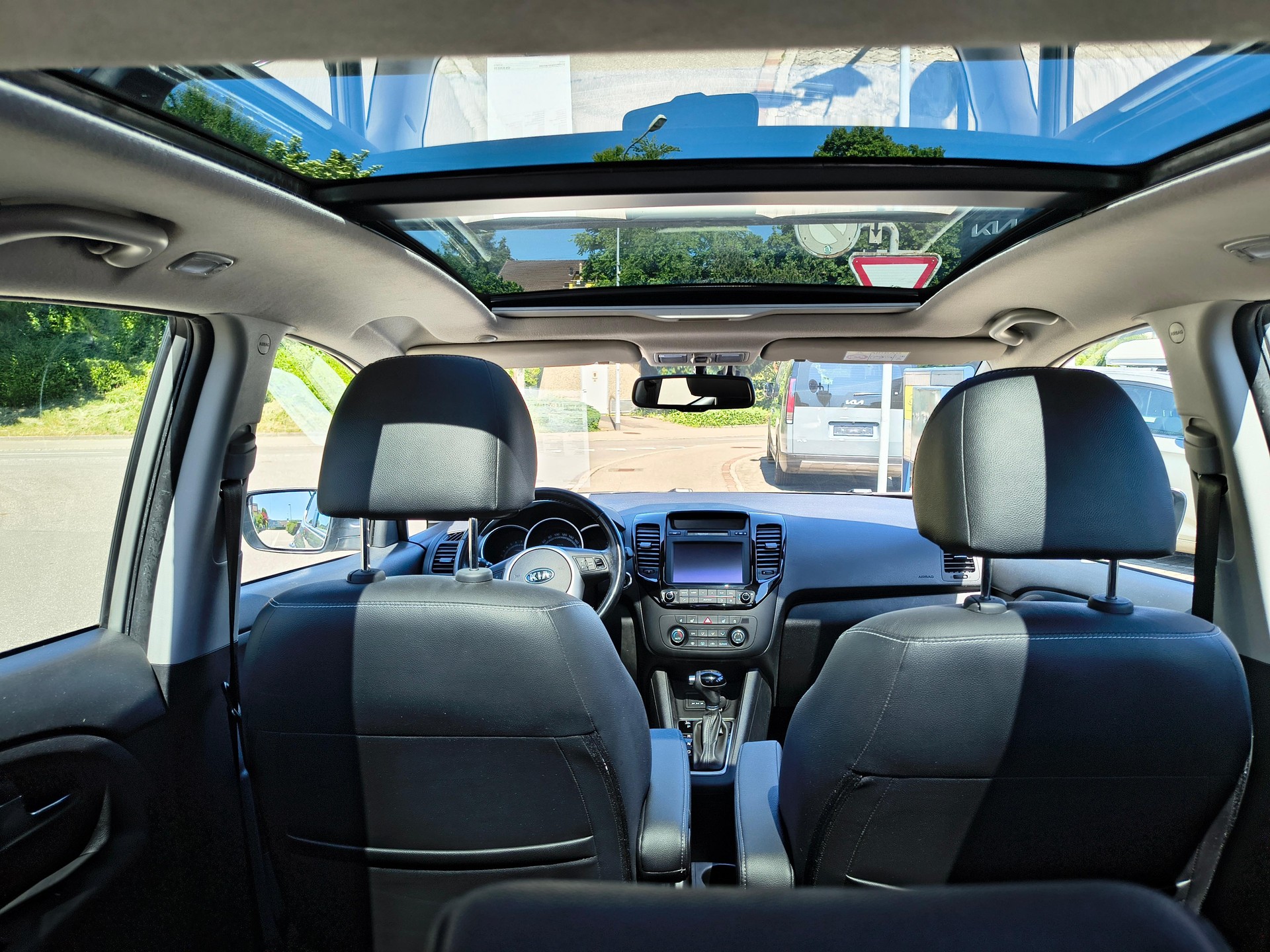KIA Venga 1.6 CVVT Swiss Champion-image-8