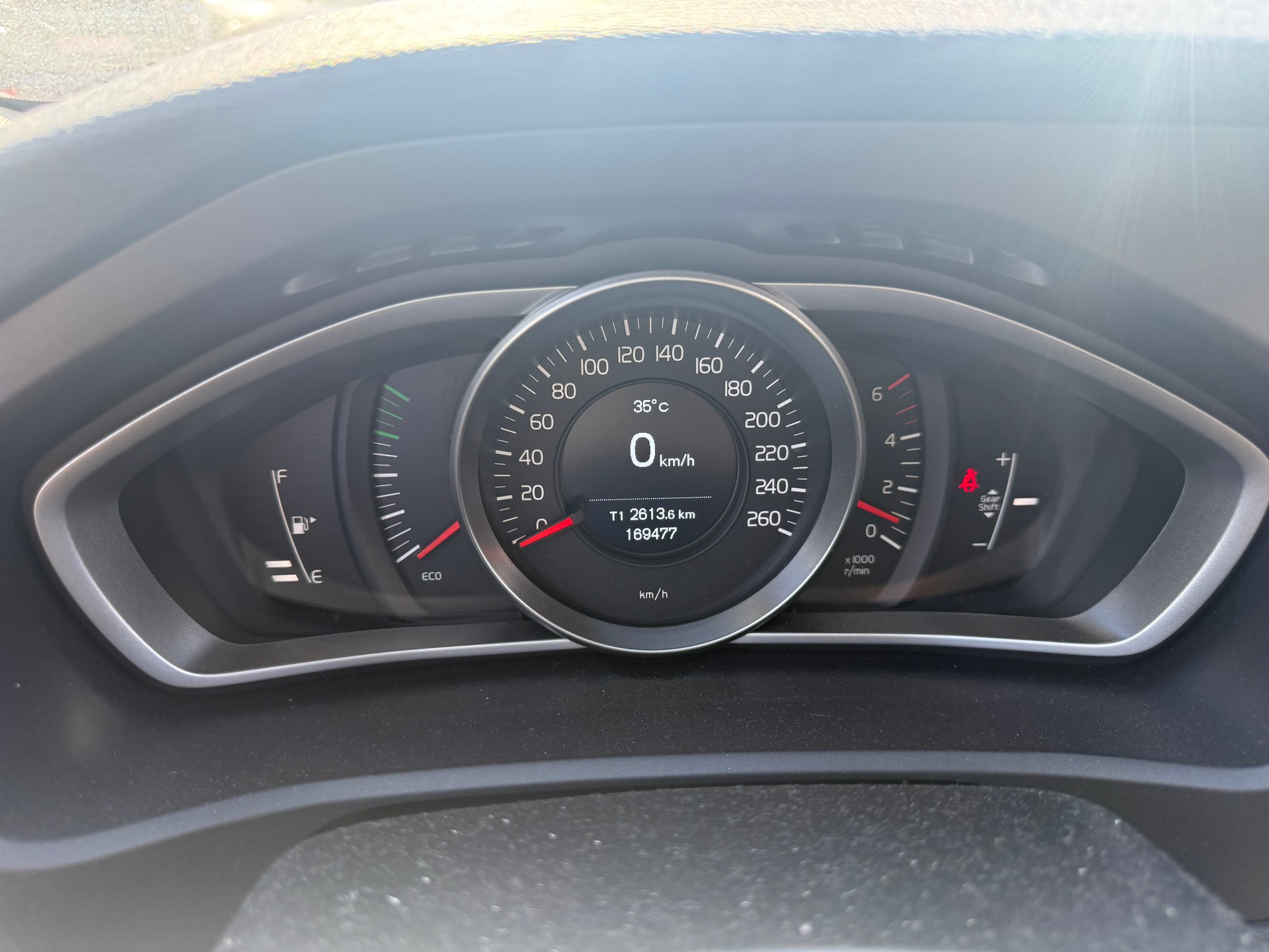 VOLVO V40 D2 Momentum R-Design-image-9