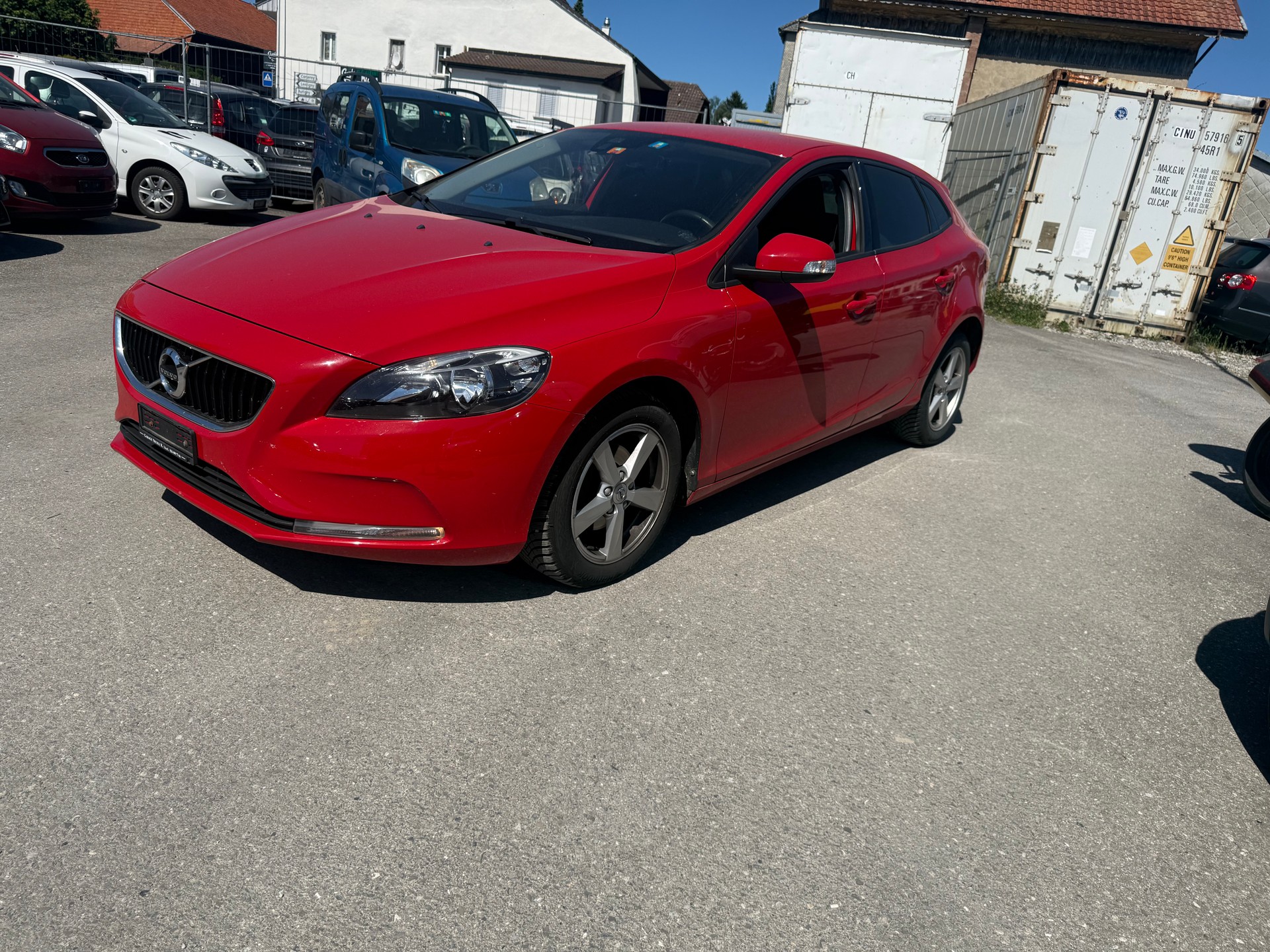 VOLVO V40 D2 Momentum R-Design-image-0
