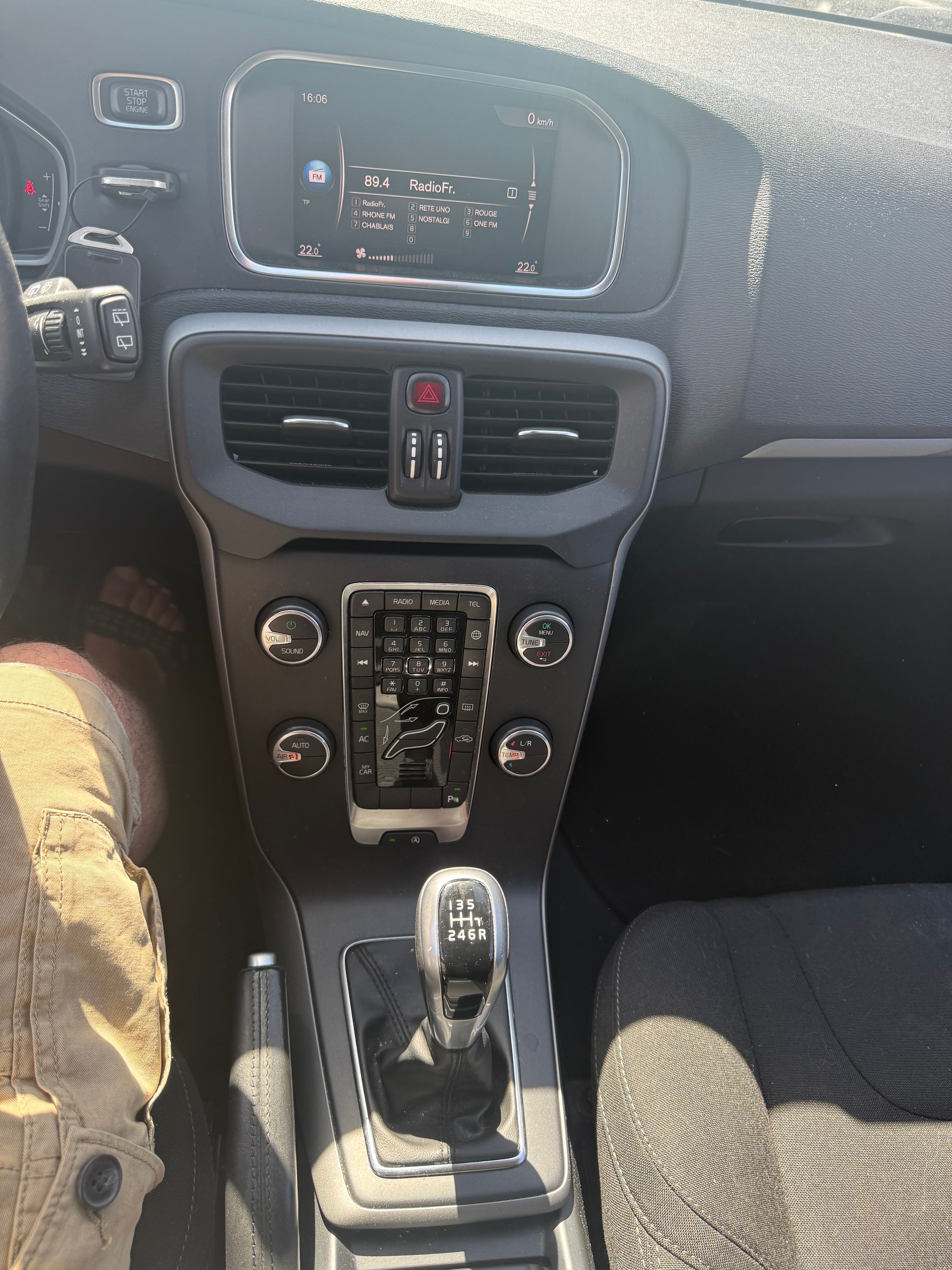VOLVO V40 D2 Momentum R-Design-image-8