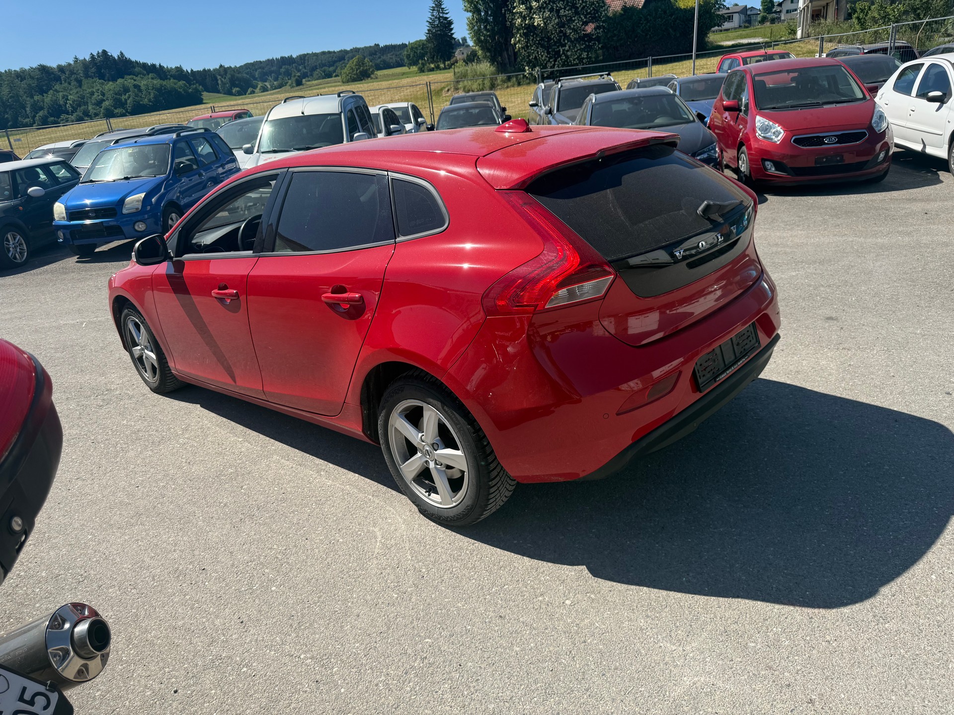 VOLVO V40 D2 Momentum R-Design-image-4