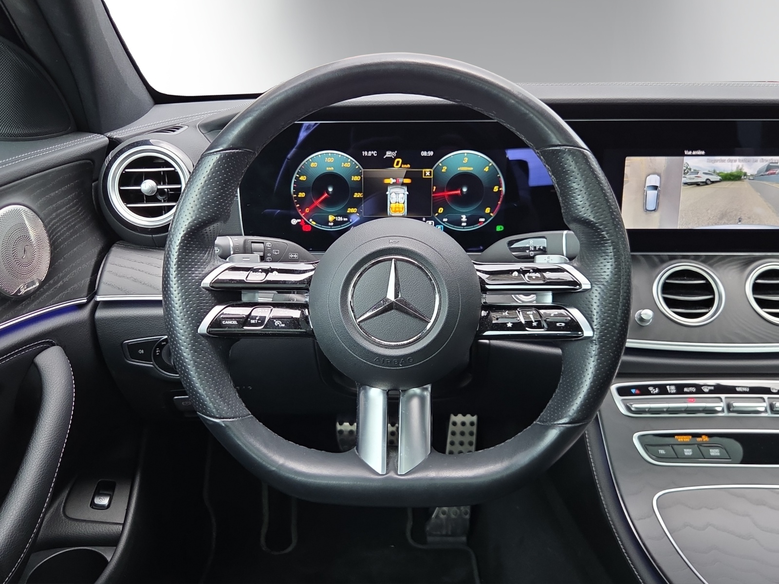 MERCEDES-BENZ E 220 d T AMG Line 9G-Tronic-image-11
