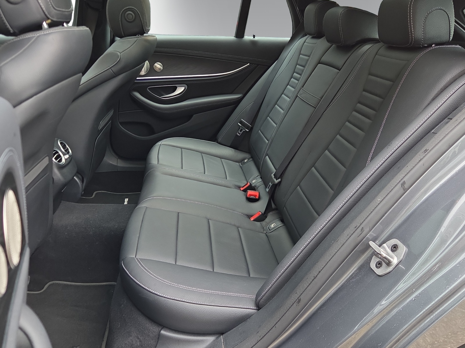 MERCEDES-BENZ E 220 d T AMG Line 9G-Tronic-image-9