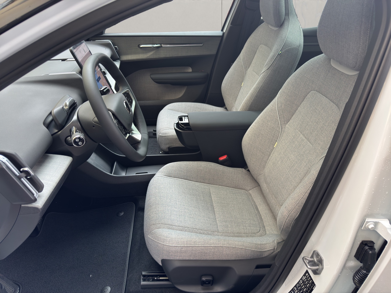 VOLVO EX30 E60 Twin Ultra Performance AWD-image-4