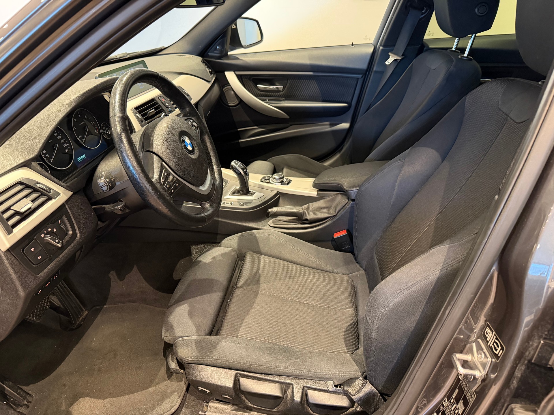 BMW 320d xDrive SAG Touring-image-11
