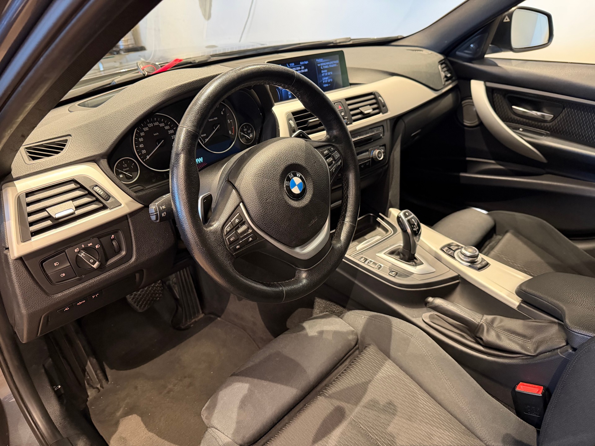 BMW 320d xDrive SAG Touring-image-12