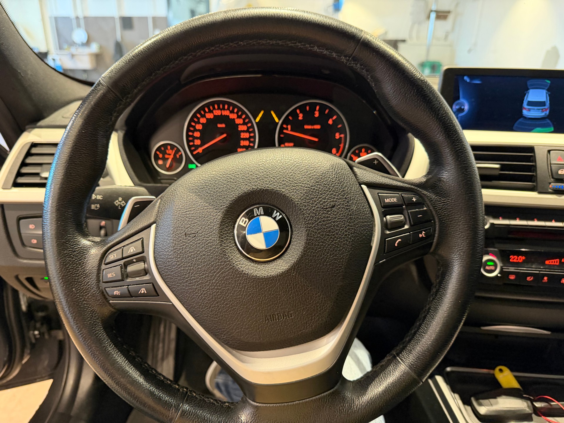 BMW 320d xDrive SAG Touring-image-17