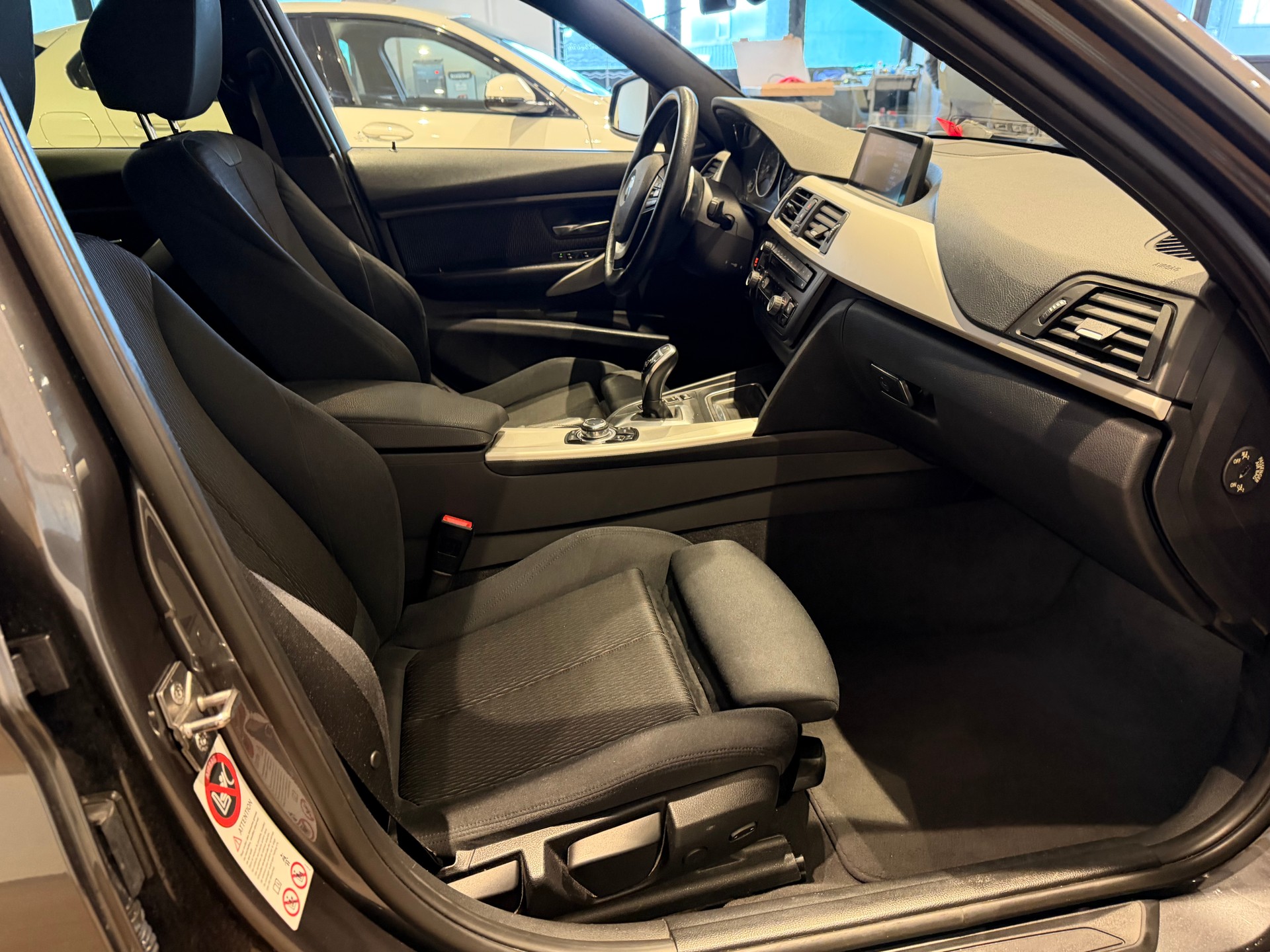 BMW 320d xDrive SAG Touring-image-6