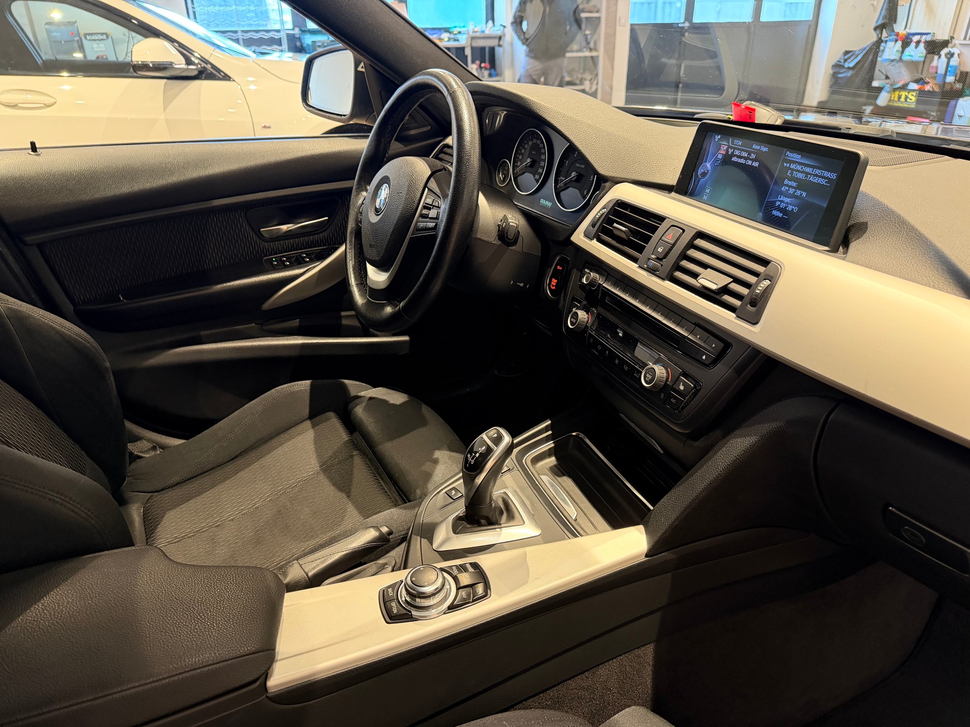 BMW 320d xDrive SAG Touring-image-7