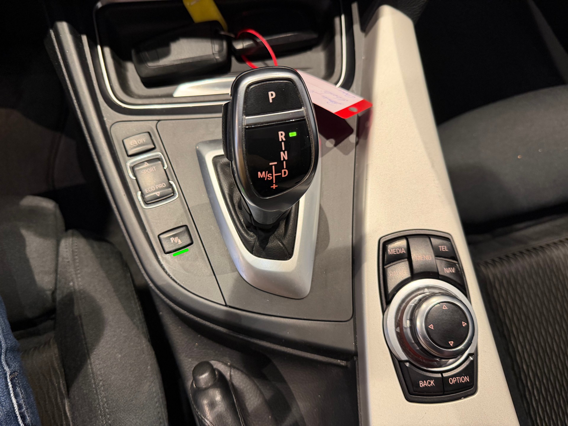 BMW 320d xDrive SAG Touring-image-14
