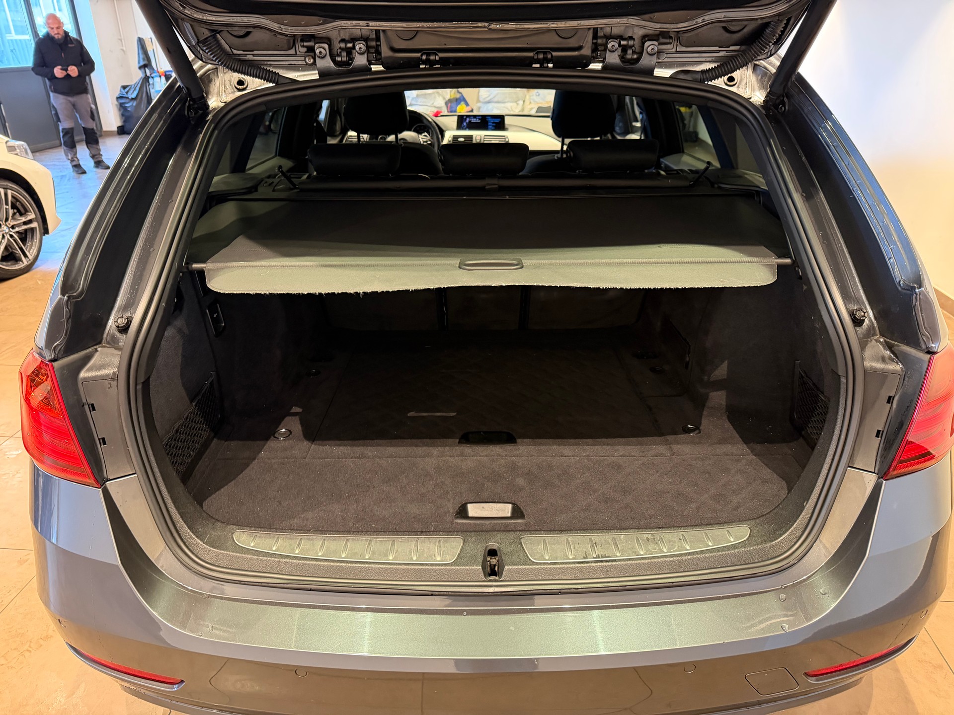 BMW 320d xDrive SAG Touring-image-4