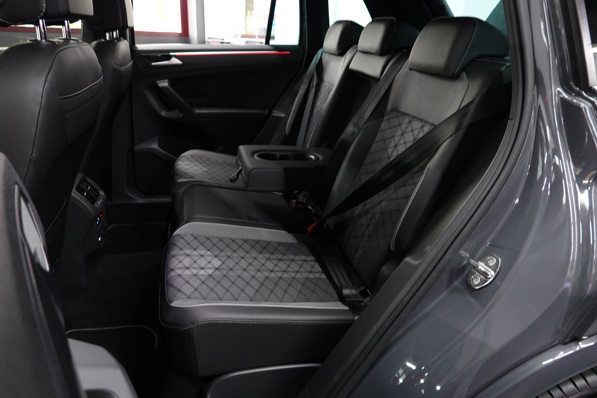 VW TIGUAN 2.0 TDI SCR R-LINE 4MOTION DSG CH-FZ AHL 2500kg-image-36