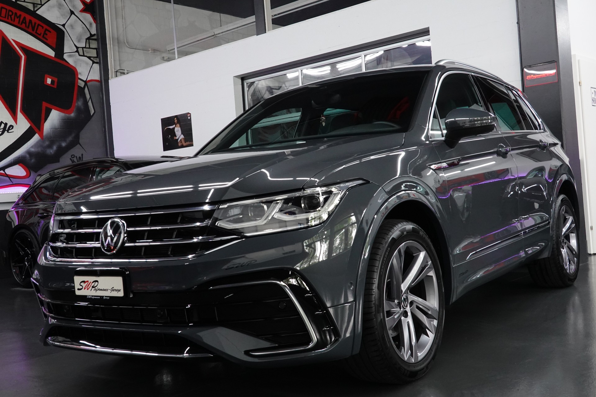 VW TIGUAN 2.0 TDI SCR R-LINE 4MOTION DSG CH-FZ AHL 2500kg-showroom-element-2