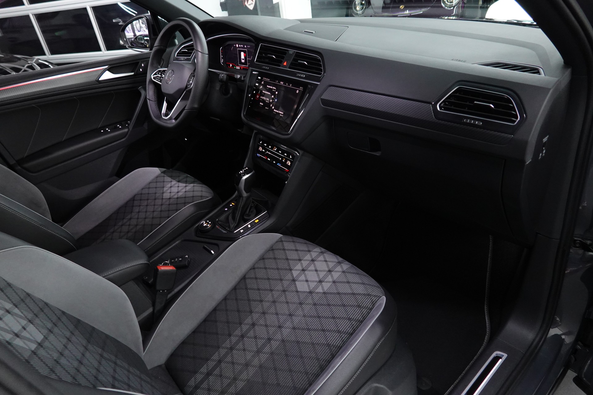 VW TIGUAN 2.0 TDI SCR R-LINE 4MOTION DSG CH-FZ AHL 2500kg-image-45