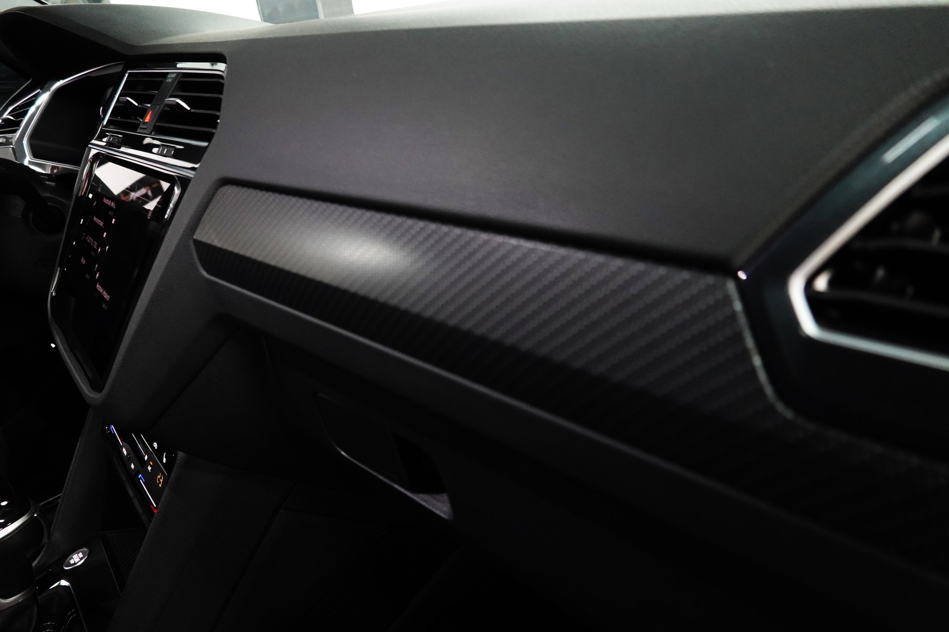 VW TIGUAN 2.0 TDI SCR R-LINE 4MOTION DSG CH-FZ AHL 2500kg-image-46