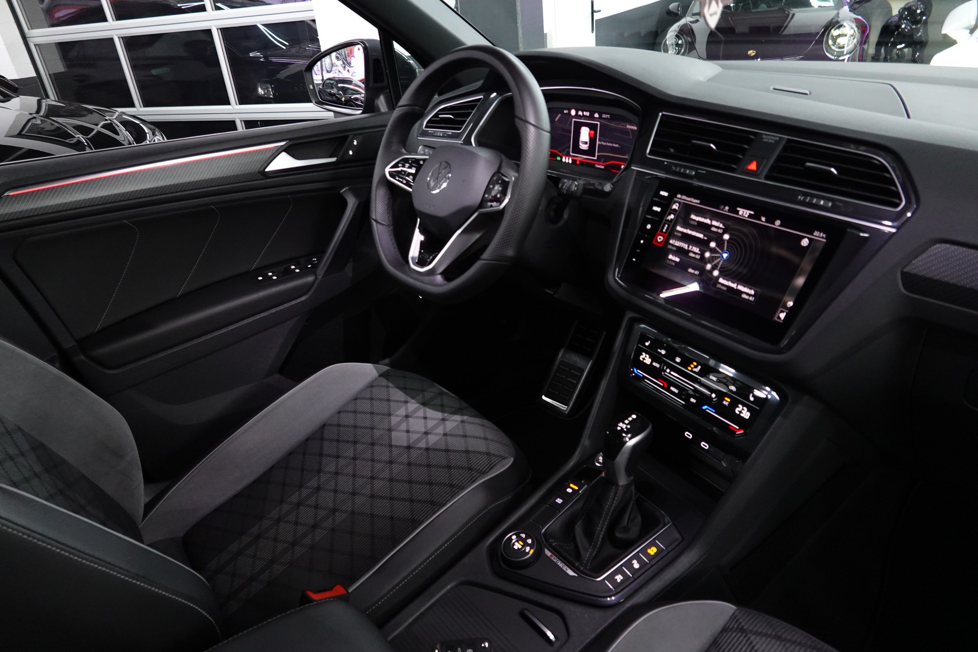 VW TIGUAN 2.0 TDI SCR R-LINE 4MOTION DSG CH-FZ AHL 2500kg-image-44