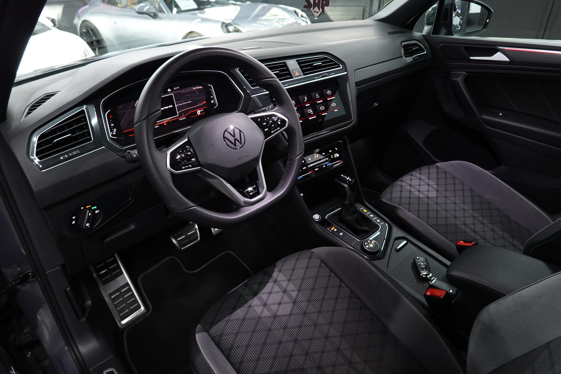 VW TIGUAN 2.0 TDI SCR R-LINE 4MOTION DSG CH-FZ AHL 2500kg-image-26