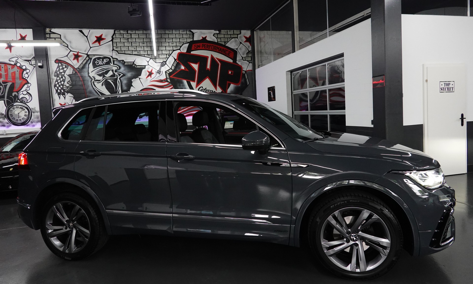 VW TIGUAN 2.0 TDI SCR R-LINE 4MOTION DSG CH-FZ AHL 2500kg-image-48