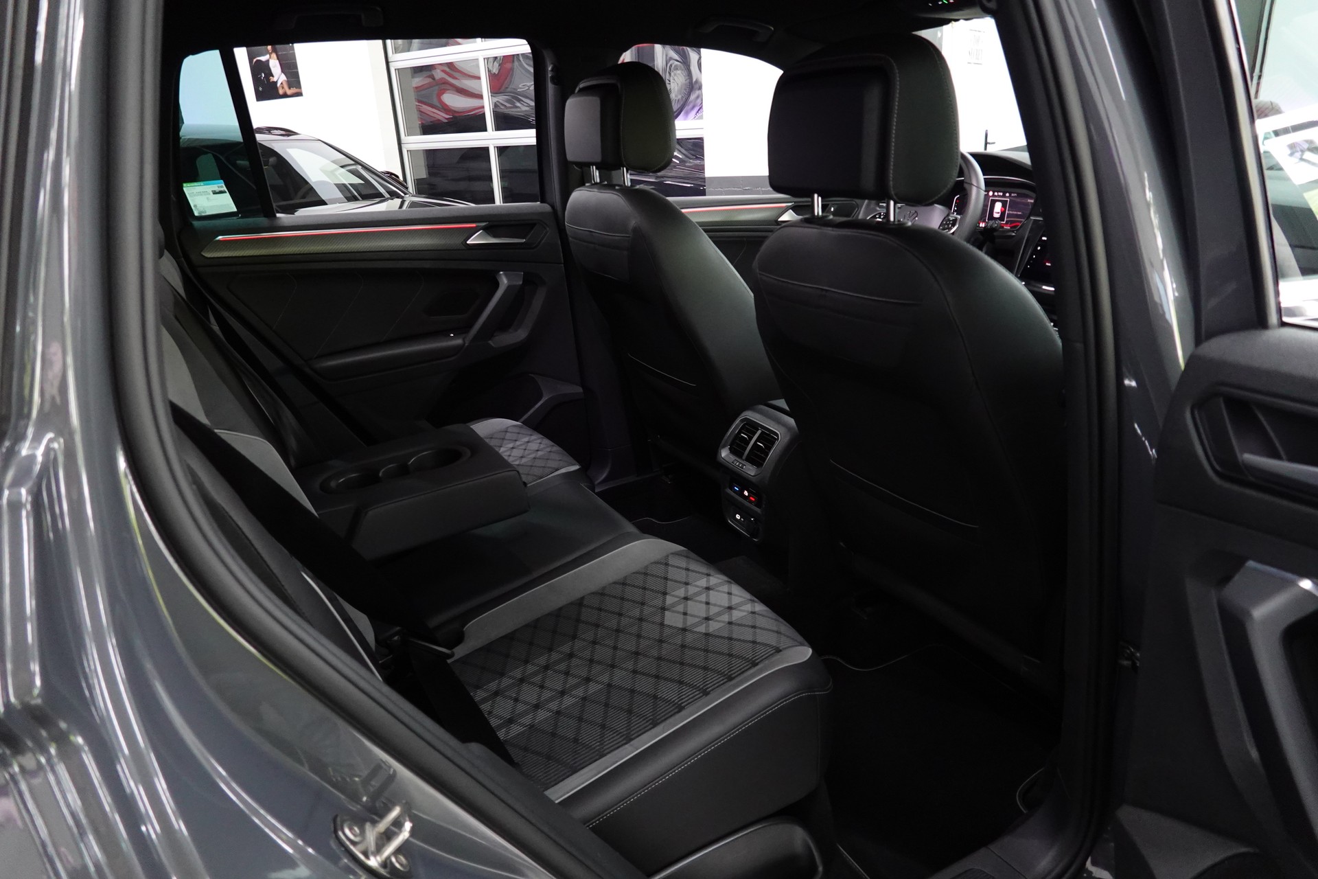 VW TIGUAN 2.0 TDI SCR R-LINE 4MOTION DSG CH-FZ AHL 2500kg-image-42