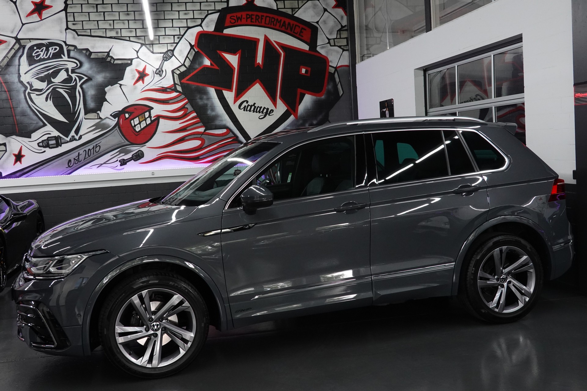 VW TIGUAN 2.0 TDI SCR R-LINE 4MOTION DSG CH-FZ AHL 2500kg-showroom-element-1