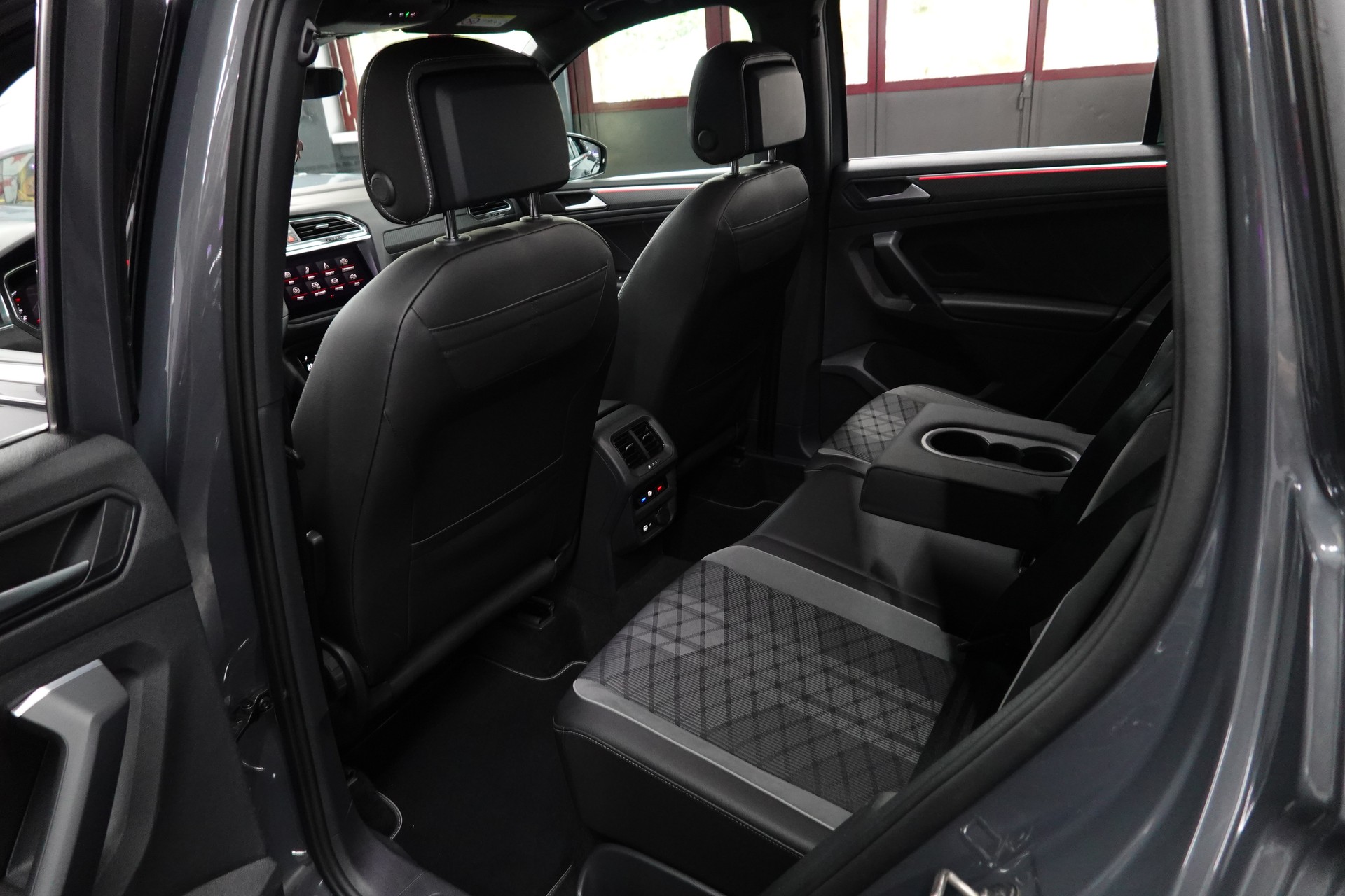 VW TIGUAN 2.0 TDI SCR R-LINE 4MOTION DSG CH-FZ AHL 2500kg-image-35