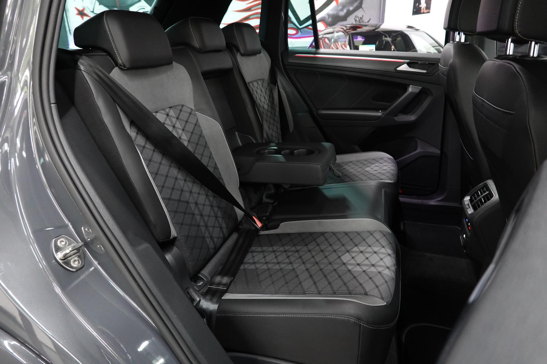 VW TIGUAN 2.0 TDI SCR R-LINE 4MOTION DSG CH-FZ AHL 2500kg-image-41