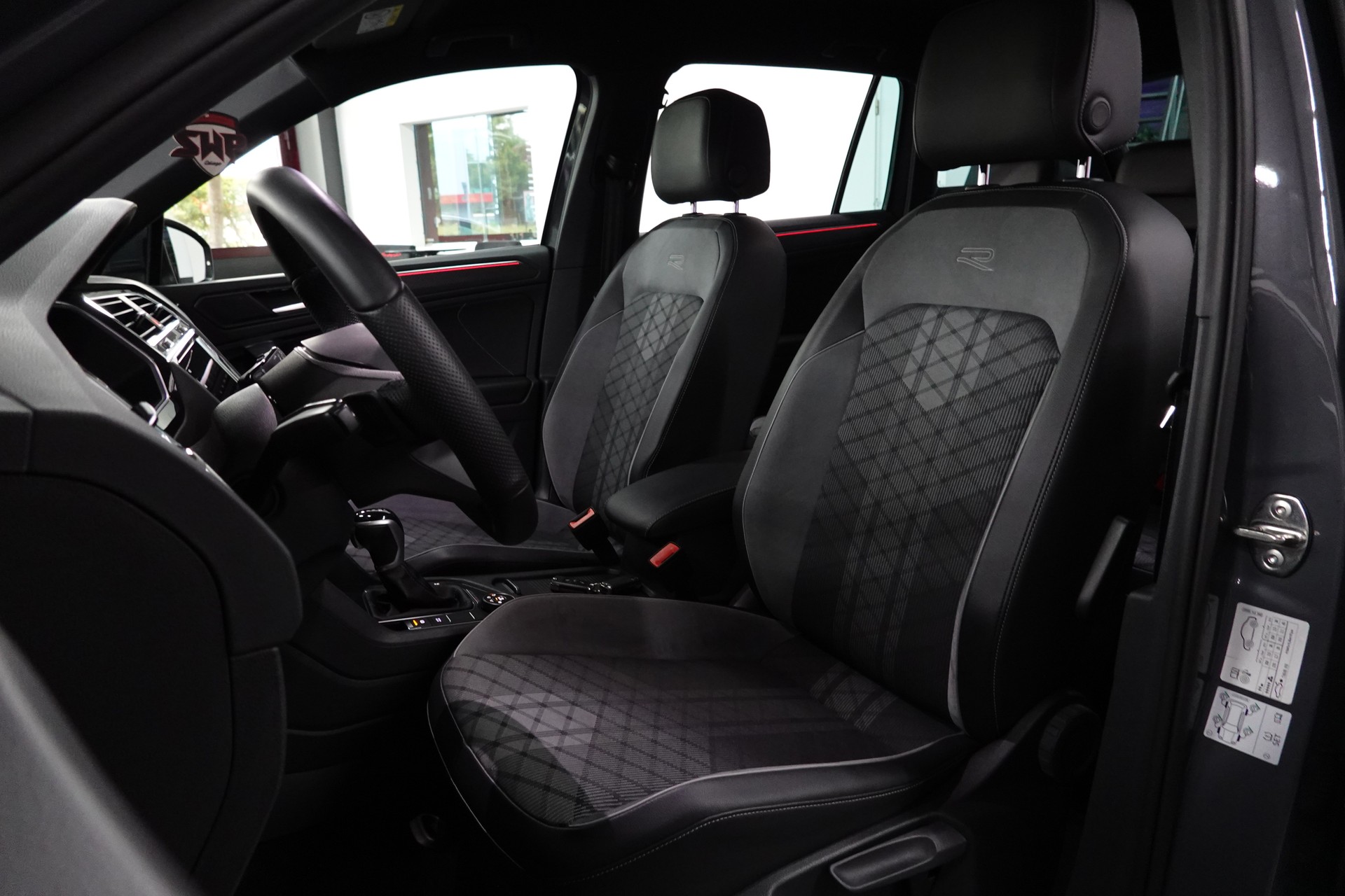 VW TIGUAN 2.0 TDI SCR R-LINE 4MOTION DSG CH-FZ AHL 2500kg-image-33