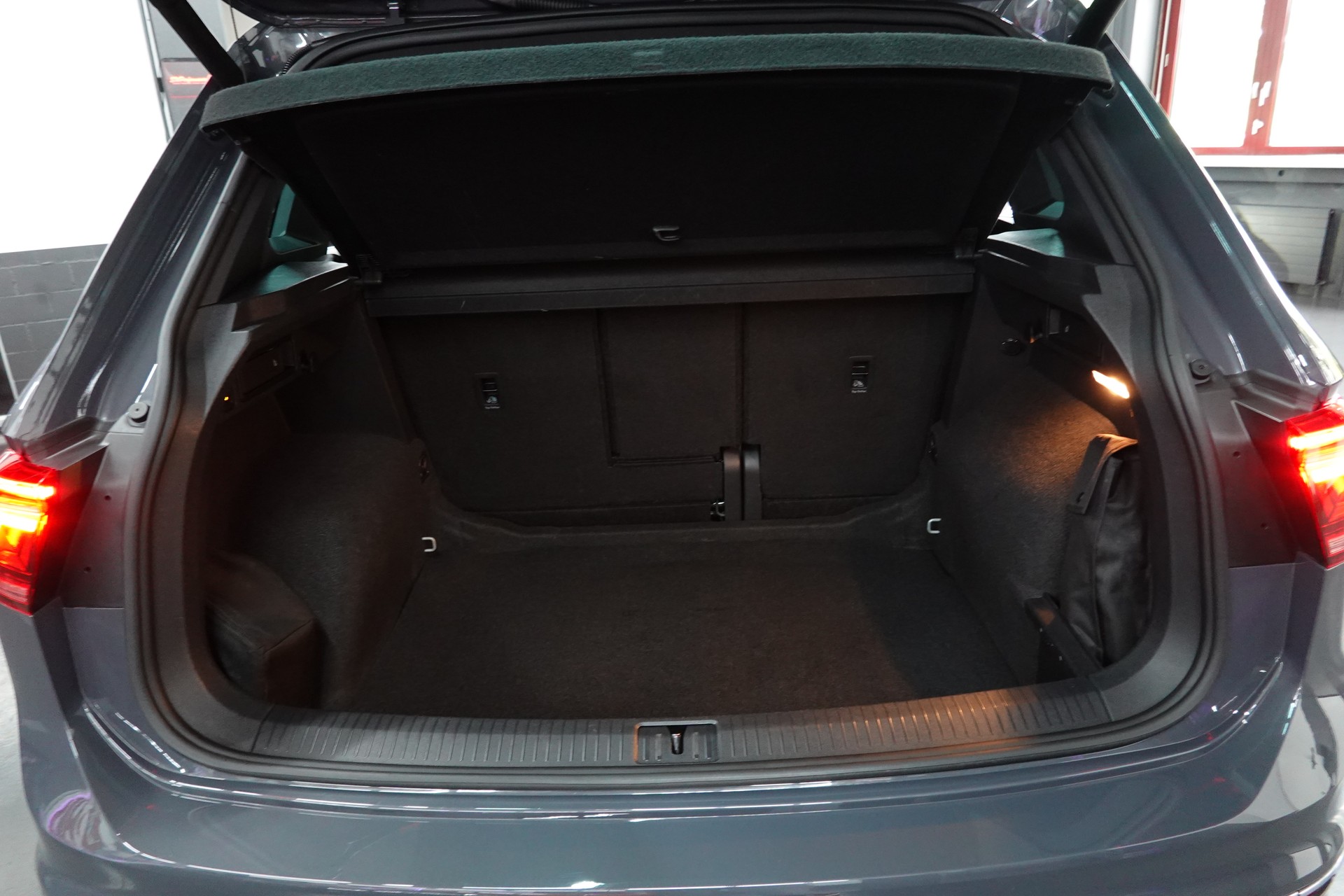 VW TIGUAN 2.0 TDI SCR R-LINE 4MOTION DSG CH-FZ AHL 2500kg-image-37