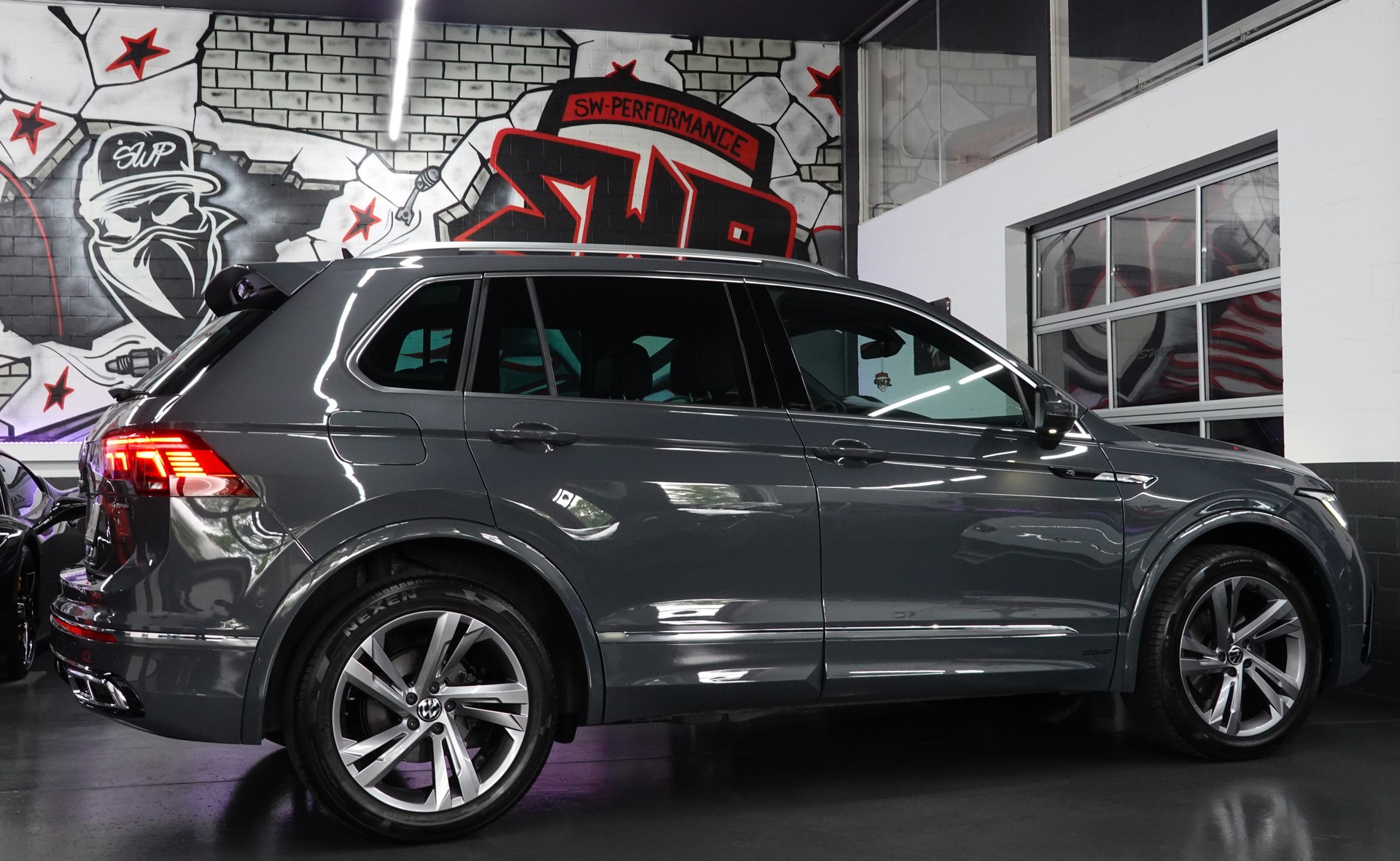 VW TIGUAN 2.0 TDI SCR R-LINE 4MOTION DSG CH-FZ AHL 2500kg-image-23