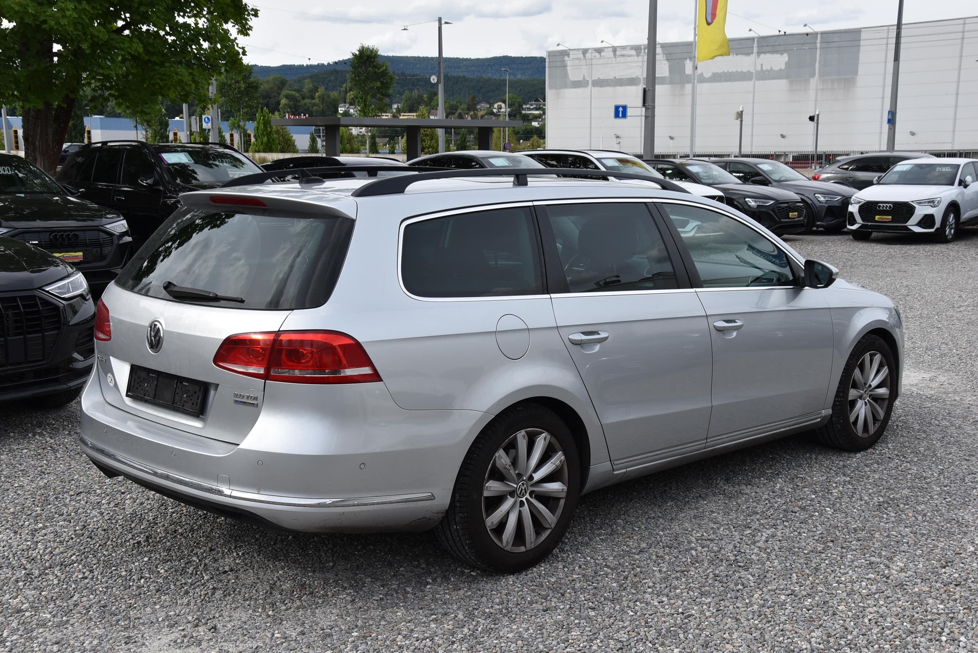 VW Passat Variant 2.0 TDI BMT Trendline-image-8