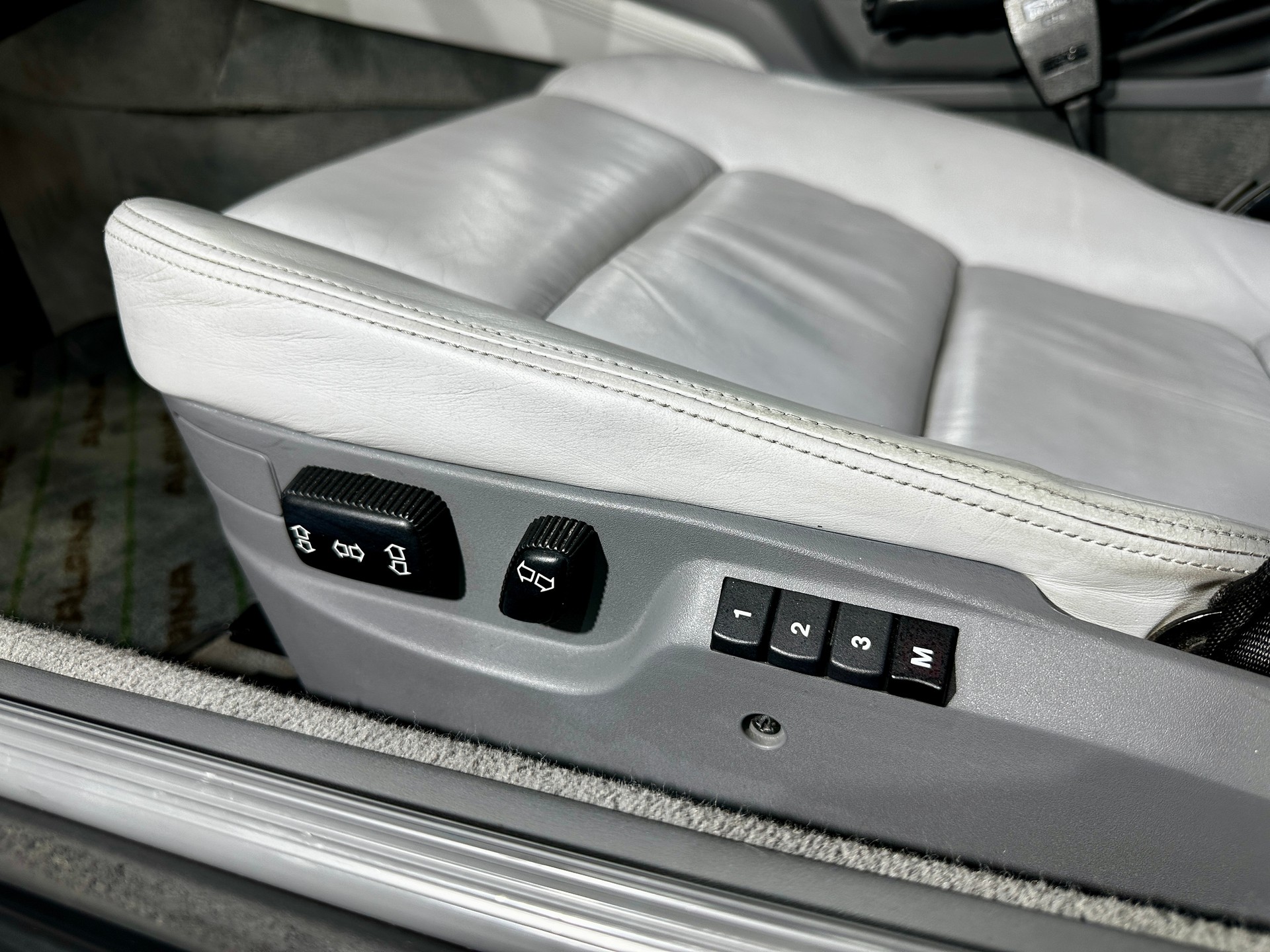 BMW ALPINA 850i A-image-23