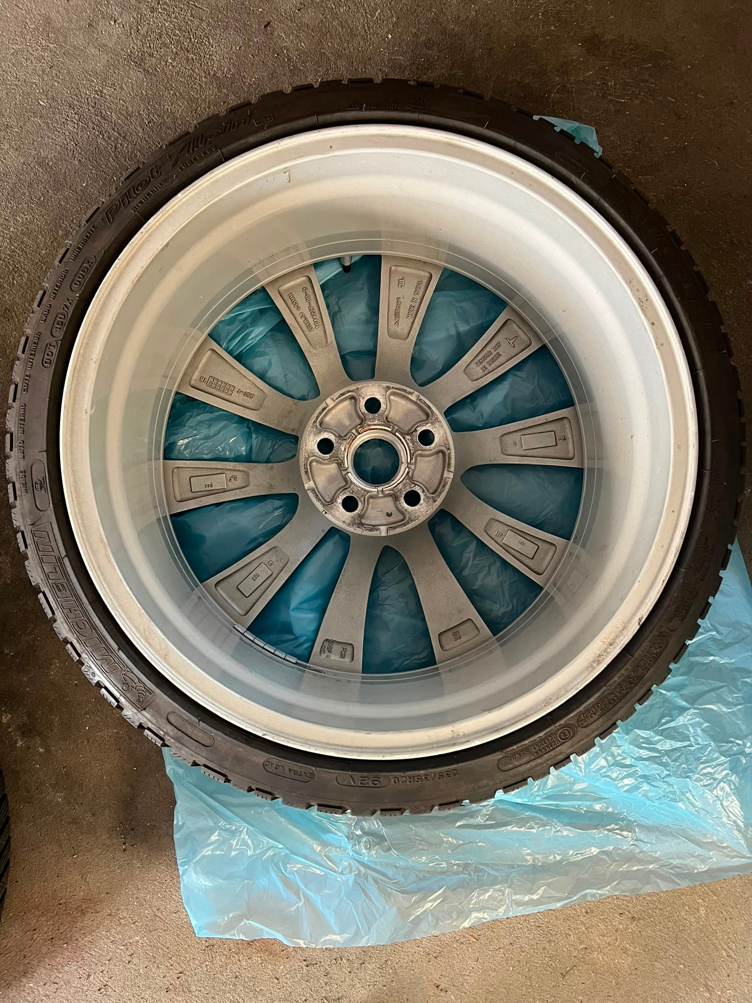 TESLA -Wintereifensatz 20 Zoll mit Michelin, Okt. 2025, Laufleistung 4000 km!-image-2