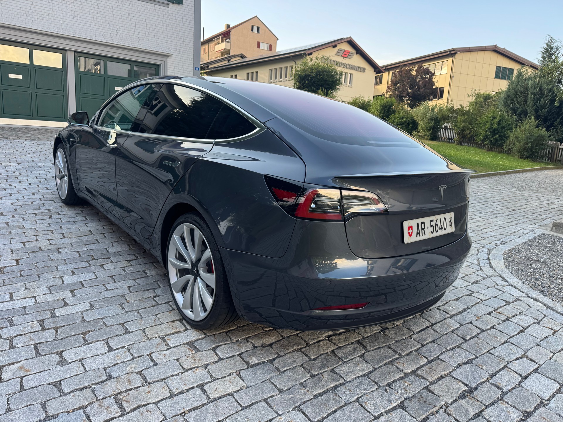 TESLA Performance D Long Range mit Autopilot-image-5